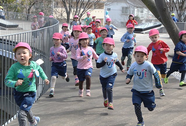 Штрафы за опоздание и циновка на сончас: строгие правила детских садов в Японии