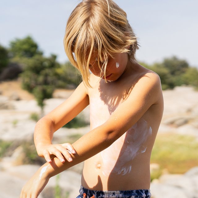 Как правильно выбрать солнцезащитный крем для ребенка?