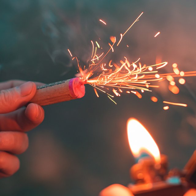 Подростки взрывали петарды и попали в автомобиль: что делать?