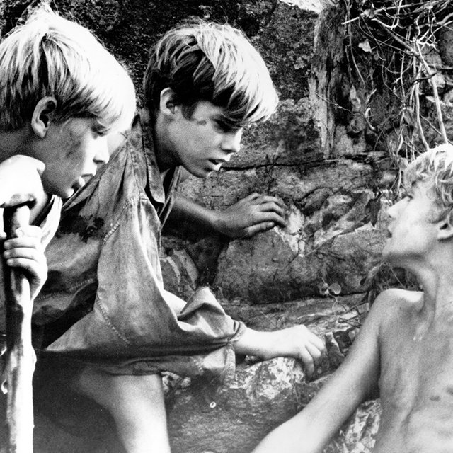 «Этих мальчишек все считали мёртвыми». Как дети 15 месяцев прожили на необитаемом острове