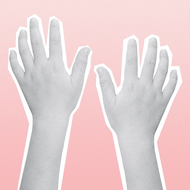 Ребёнку нравится трогать за грудь маму и няню: нормально ли это и как реагировать