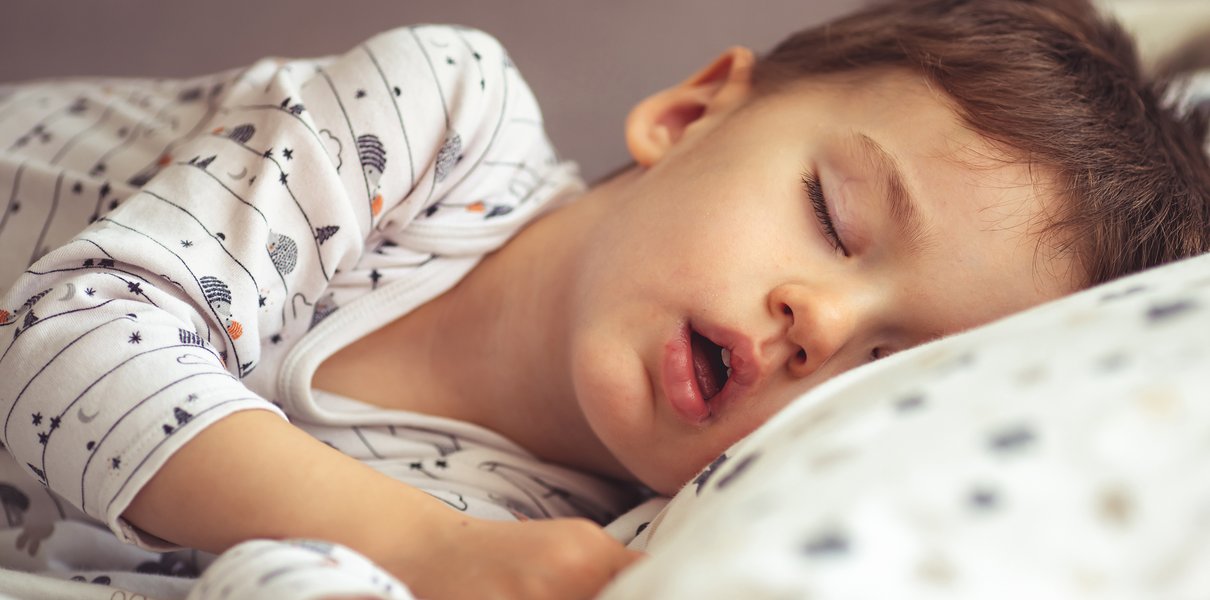 13 неожиданных причин, почему младенцы плачут во время сна: как справиться с этой проблемой?