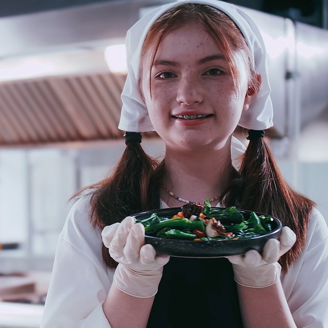 Сдать ЕГЭ и сразу получить профессию: можно ли учиться в школе и колледже параллельно