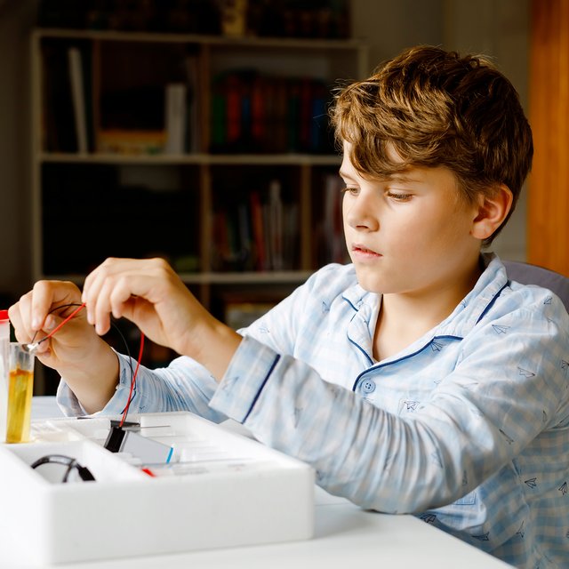 7 простых физических опытов для детей, которые можно провести дома (без вреда для стен и потолка)