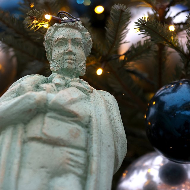 Пирог со счастьем и спирт с вишнёвым сиропом: как встречали Новый год классики русской литературы