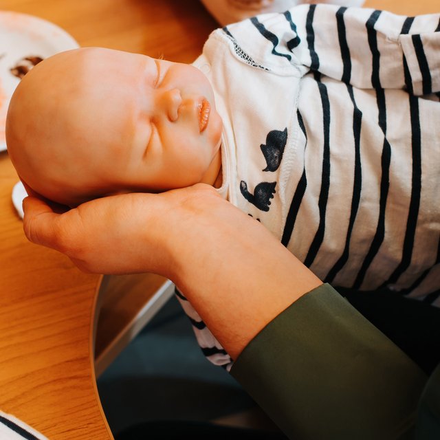 «Вы видите куклу, а я — ребенка, которого не успела подержать на руках»: что такое реборны и почему они снова набирают популярность