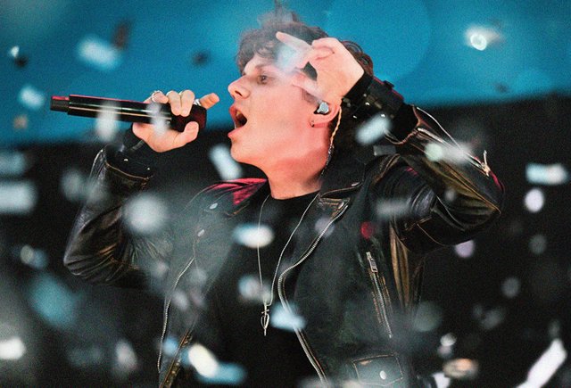 «Ванечка, побалуй взрослую тётю»: почему вашей маме нравится не Shaman, а Ваня Дмитриенко