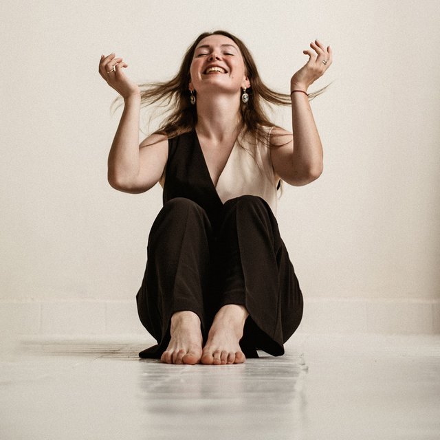 «Кто-то не умел считать, кто-то не помнил букв». Молодая учительница — о работе в пандемию, субординации и родителях