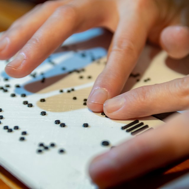 Как учится, сдаёт экзамены и играет в футбол незрячий студент