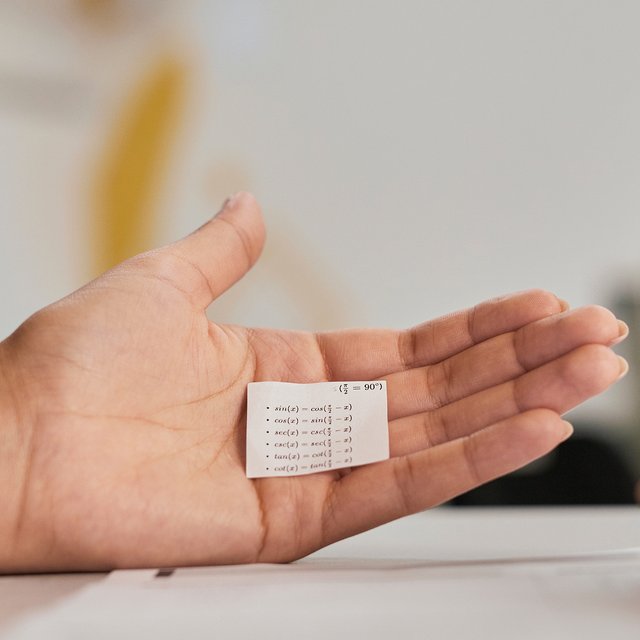 «Спрятал телефон в упаковке салфеток». Истории выпускников, которые пытались списать на ЕГЭ