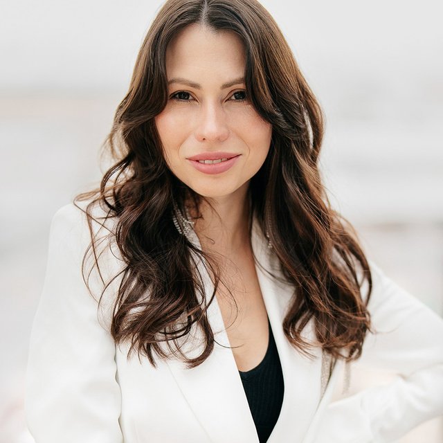 «Так много, как после рождения ребенка, я не работала очень давно». Ведущая Мария Командная — о том, как материнство меняет женщину