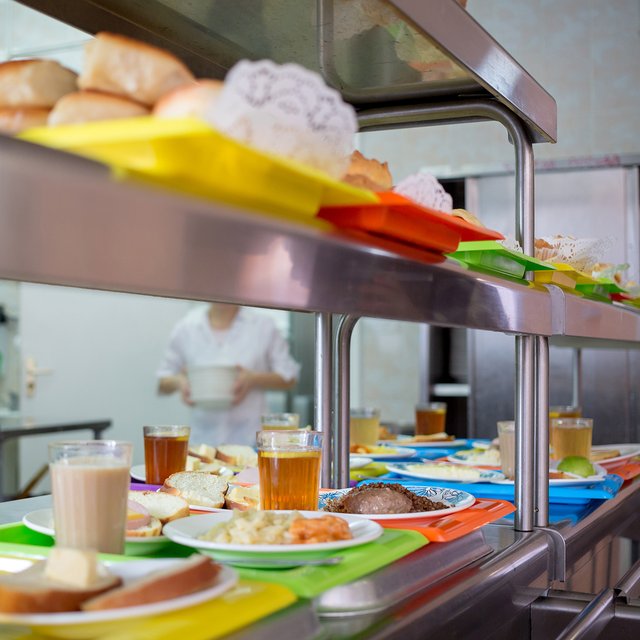 Как учителя страдают от требований безопасности, а дети — от еды в столовке