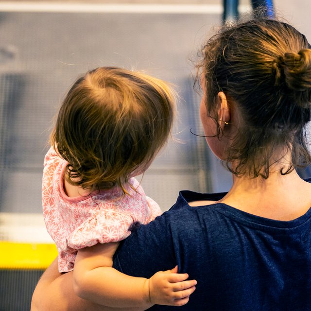 Боюсь потерять ребёнка в толпе: ТЦ, метро, улица — как справляться с паникой