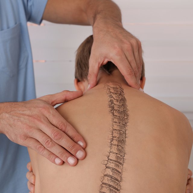 «Танцы и плавание могут навредить». Ортопед — о нарушении осанки и спорте в детском возрасте