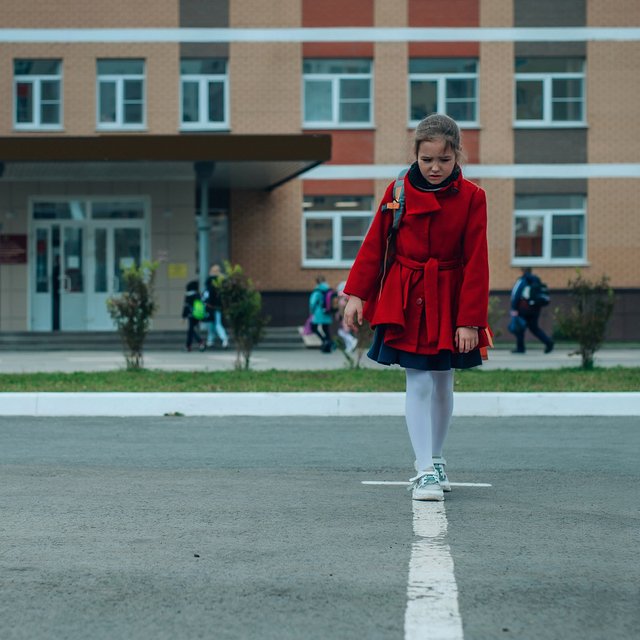 Дочь в школе обзывают бомжихой из-за одежды, она расстраивается до истерик. Как ее поддержать?