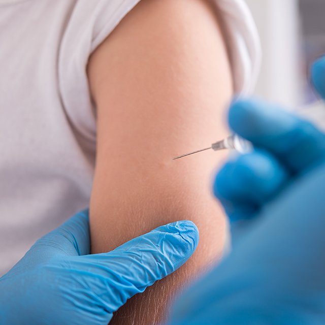 Почему нужно прививаться от гриппа? И кто входит в группу риска? Педиатр — о главных вопросах, связанных с вакцинацией