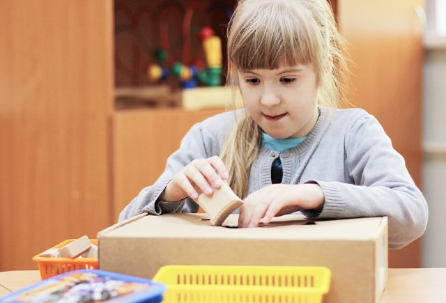 Может ли ребёнок с аутизмом учиться в обычной школе и как ему с этим помочь