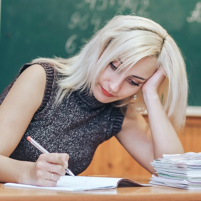 Директор школы заставляет учителей задерживаться на работе: законно ли это