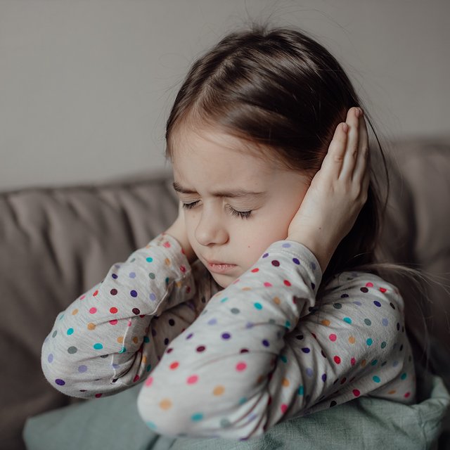 Ребёнок сильно тревожится на тему здоровья, жизни и смерти: как его успокоить