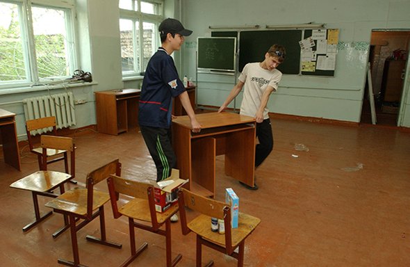 «Слезы капали прямо в клей». Как проходила летняя практика в школах — истории из 1960-х и до наших дней