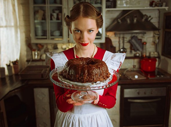 «Традиционная жена» — что это за тренд и почему женщины снова хотят варить борщи и рожать детей, а не строить карьеру