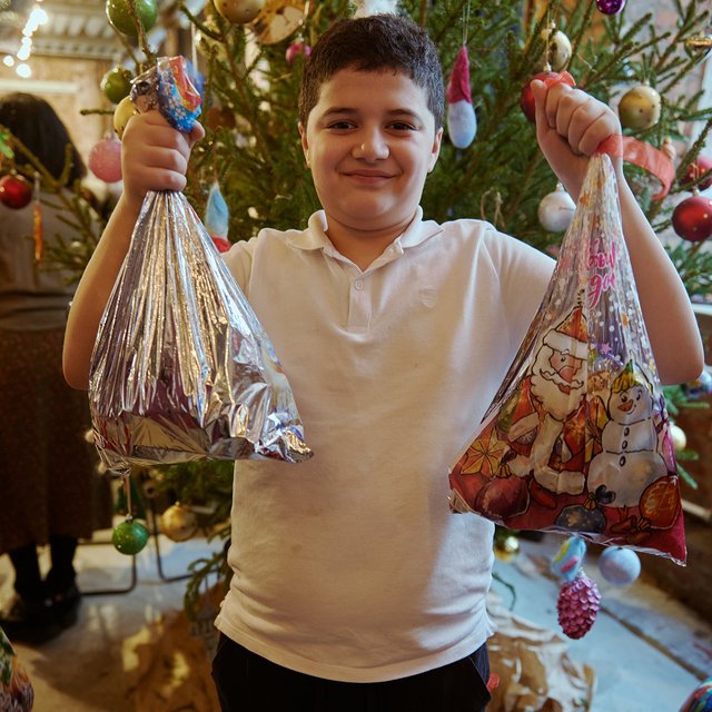 «Хочу прокатиться с горки, потому что пока ни разу не каталась». Дети мигрантов и беженцев — о Новом годе