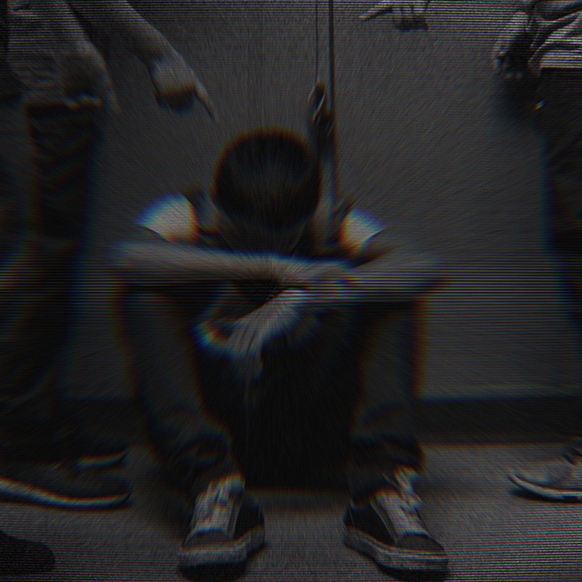 Трое подростков пытались окунуть семиклассника в унитаз. Они хотели стать популярными блогерами