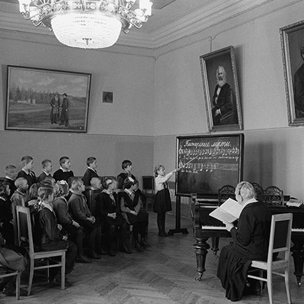 «Чем труднее учителю, тем легче ученику». Как живёт школа в Ясной Поляне, которую создал Лев Толстой