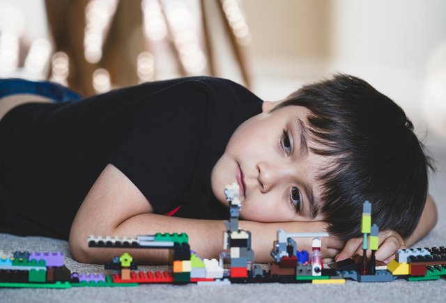 Ребёнок стесняется и не может ни с кем подружиться в детсаду. Что делать?